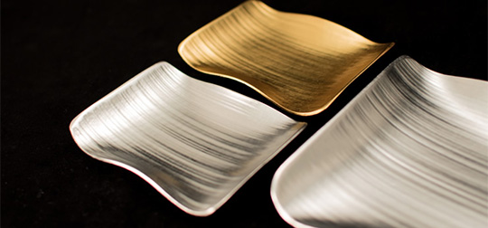 金箔・銀箔の上品な華やかさを備えた竹銘々皿