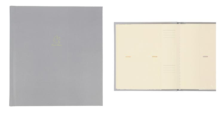 アルバムの表紙はすべてシンプルなグレー。台紙はクリーム色のポケットタイプです。