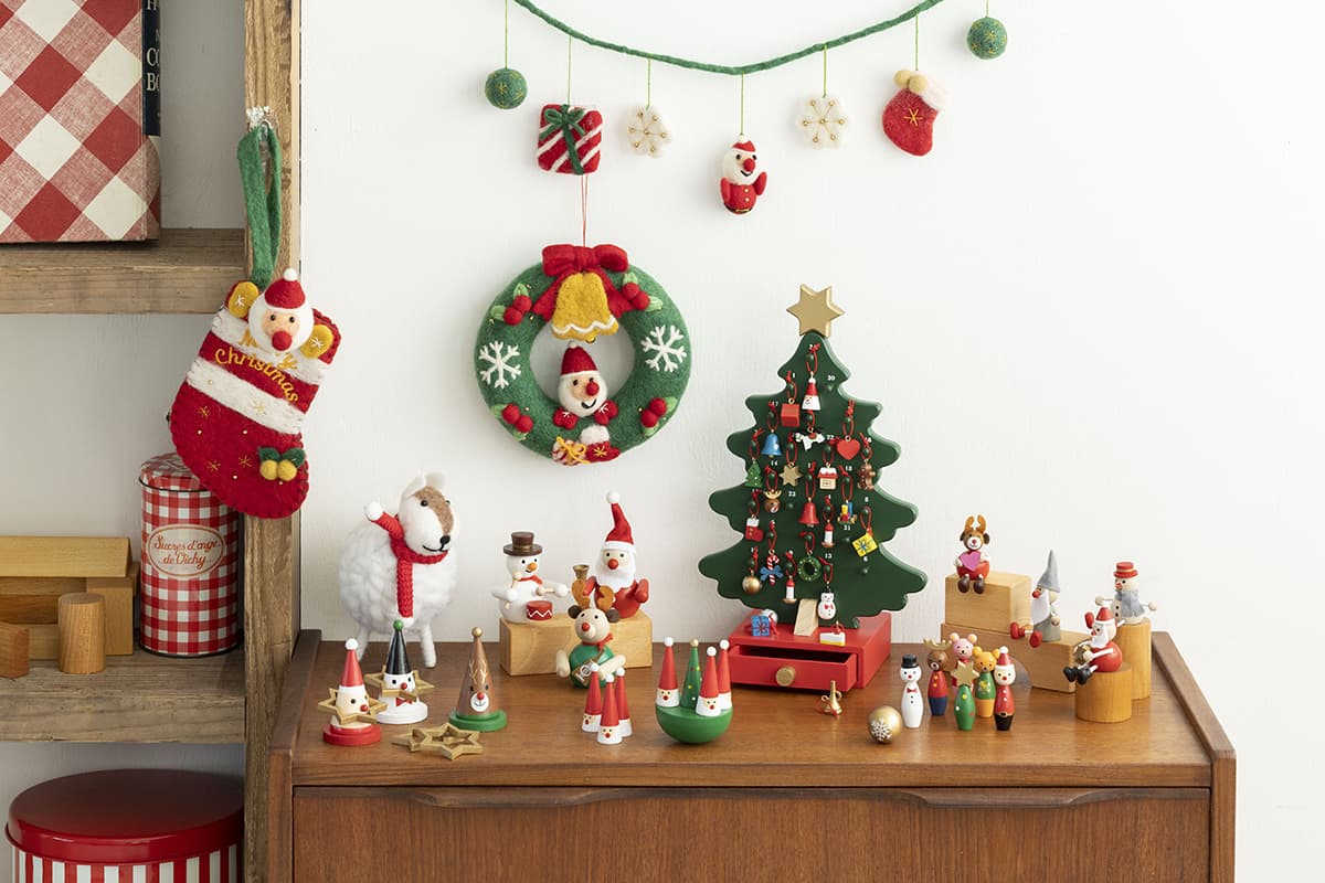 親子でわいわい楽しみながら、壁や棚にクリスマスの飾り付けをしてみよう。