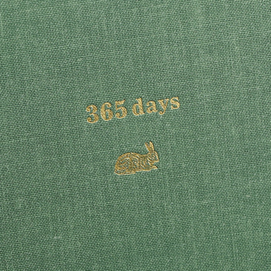 表紙の箔押しには、2023年の干支のウサギが、さりげなくあしらわれています。