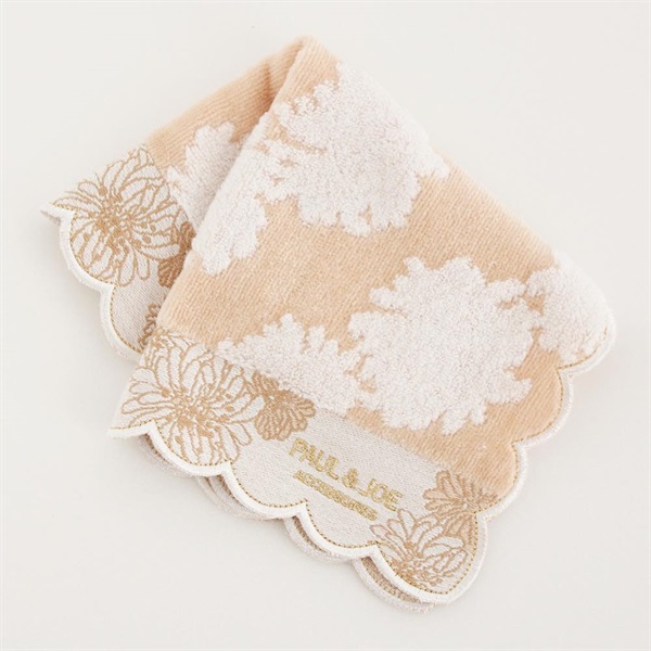 CHANEL シルク100% ハンカチ クリーム色 CHANEL シルク100% ハンカチ クリーム色 CHANEL シルク100% ハンカチ