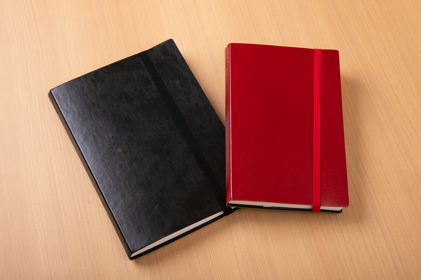 A5サイズの日記用は黒、B6の公私兼用は赤い手帳を使っている