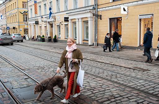 ヘルシンキのショップ前の大通りを愛犬と渡るミッラさん