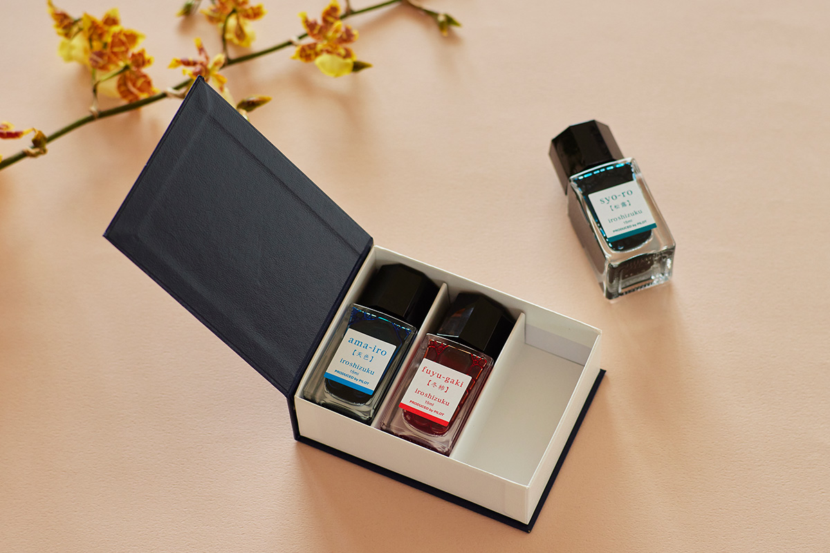 「iroshizuku<色彩雫>」は50mlたっぷり使える通常サイズと、15ml入ったminiサイズがあります。
