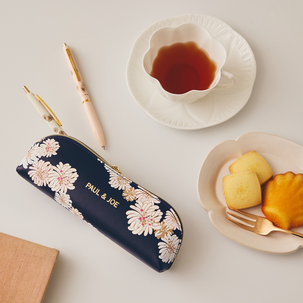 ITEM 04 - Pen & Pen Case